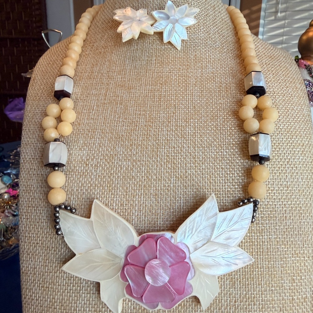 Lee Sands Mother of Pearl And Stone Bead Necklace and Earring Set - Picture 3 of 5